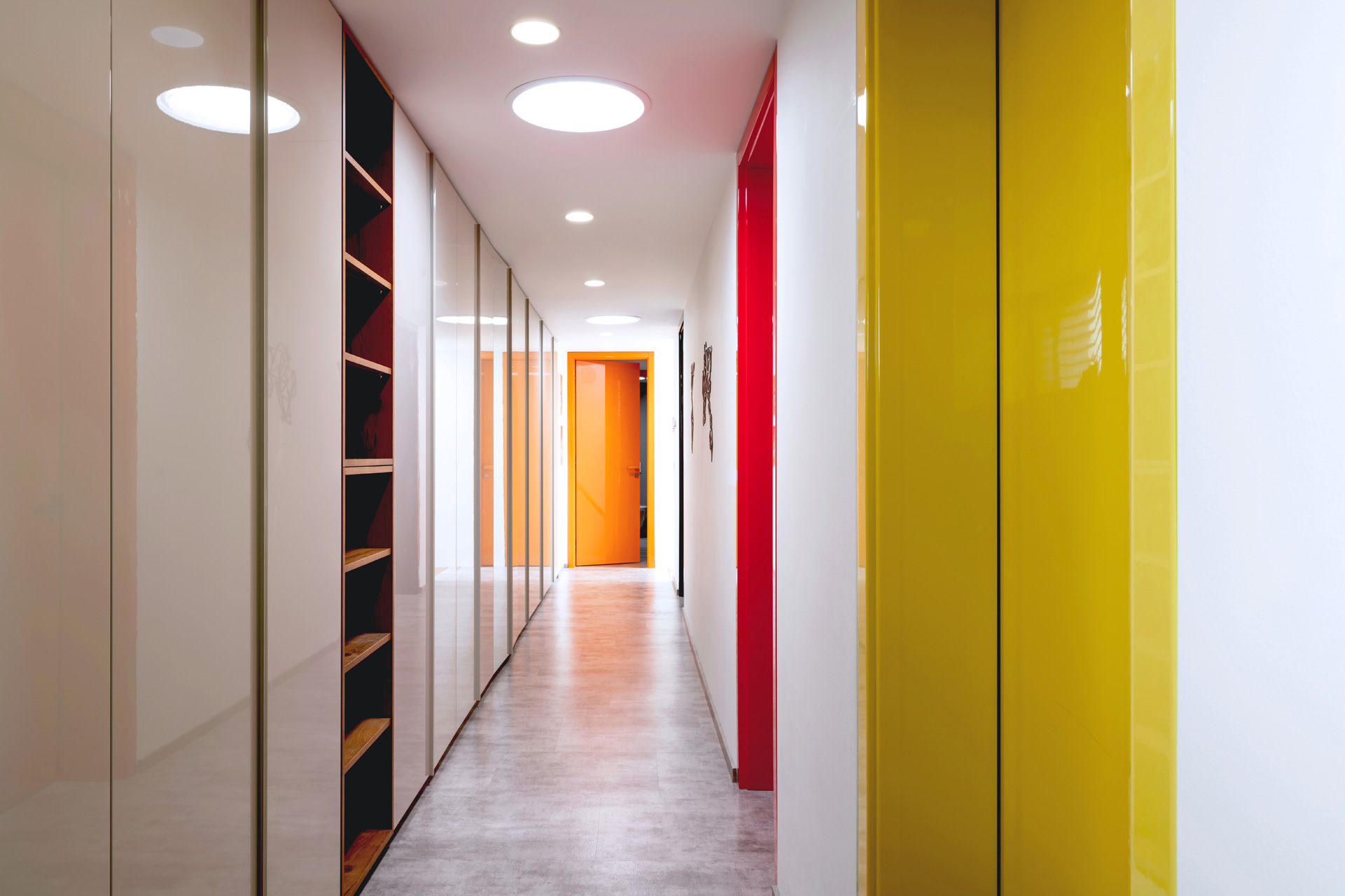 Hanák nábytek Realizace Interiérové dveře žlutá oranžová červená